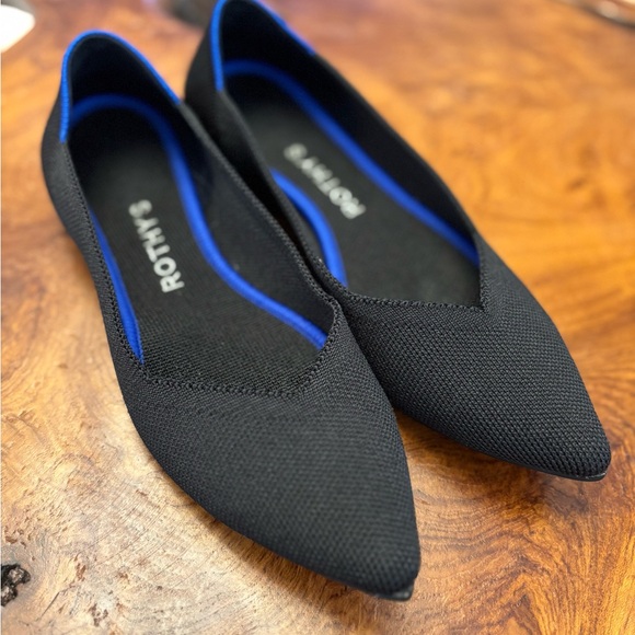 🎈PRICE DROP!❤️ The Point Flats by Rothy’s! Size 6.5 in Black - Picture 2 of 8